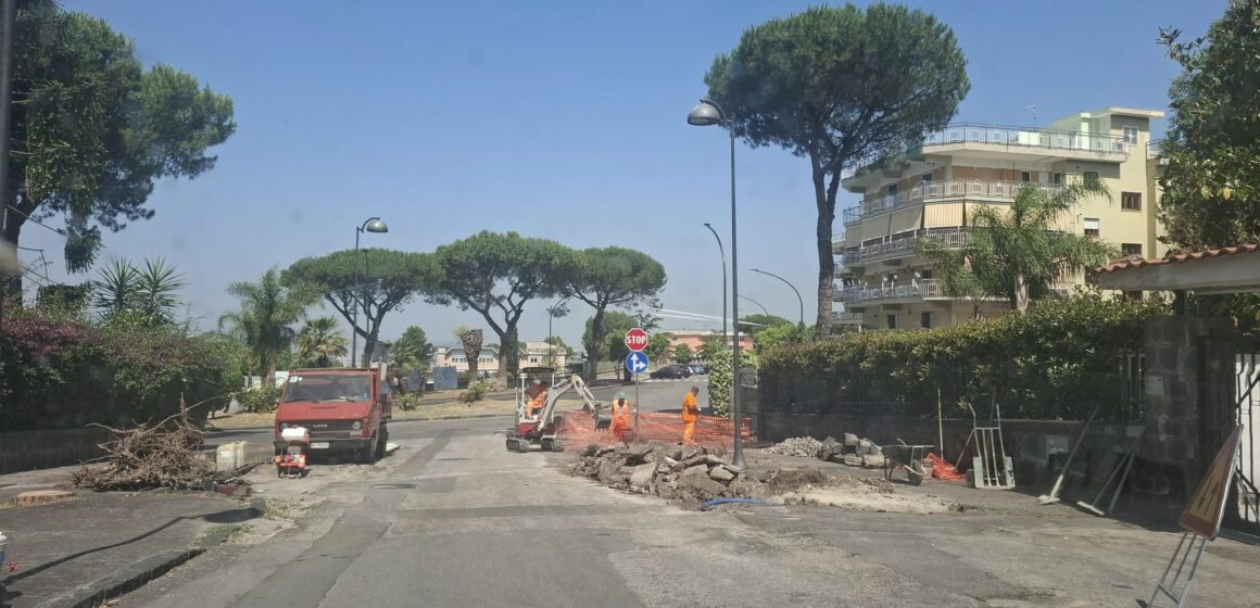 San Sebastiano al Vesuvio. Avvio cantiere via Michelangelo, il sindaco Panico: “Messa in sicurezza con la rimozione delle radici degli agli alberi, pronta la piantumazione di querce. Ripristinata preso la pedonalità del luogo”