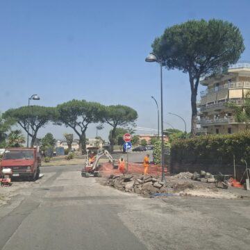 lavori viale michelangelo san sebastiano al vesuvio San Sebastiano al Vesuvio. Avvio cantiere via Michelangelo, il sindaco Panico: “Messa in sicurezza con la rimozione delle radici degli agli alberi, pronta la piantumazione di querce. Ripristinata preso la pedonalità del luogo”