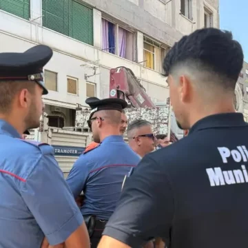 Napoli. Ponticelli, sgomberato edificio occupato abusivamente dal  clan De Martino, gestivano assegnazione degli alloggi popolari