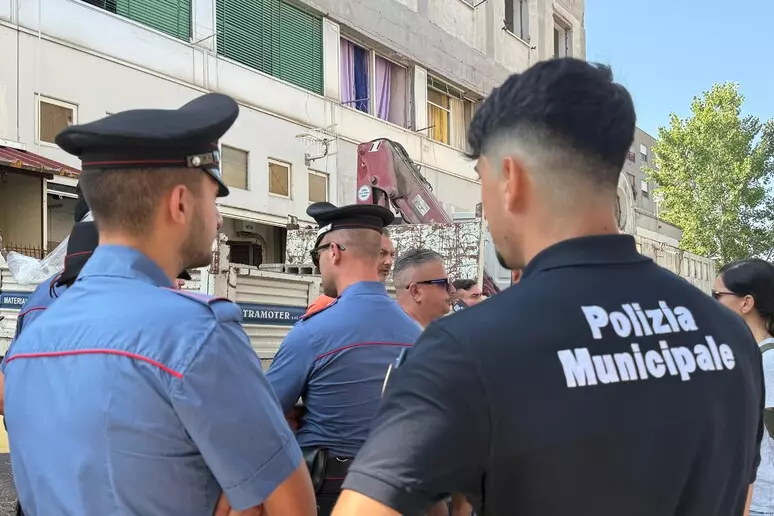 sgombero case popolari ponicelli Napoli. Ponticelli, sgomberato edificio occupato abusivamente dal clan De Martino, gestivano assegnazione degli alloggi popolari