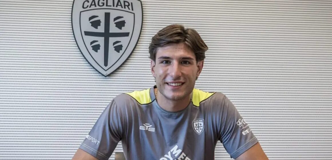 Borrelli-firma-ufficiale-Cagliari-calcio Primo goal in serie A del bomber di Volla Gennaro Borrelli contro l’Udinese. Aveva già segnato in Coppa Italia contro il Frosinone