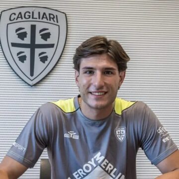 Borrelli-firma-ufficiale-Cagliari-calcio Primo goal in serie A del bomber di Volla Gennaro Borrelli contro l’Udinese. Aveva già segnato in Coppa Italia contro il Frosinone