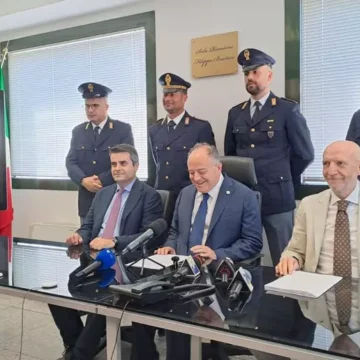 CONF STAMPA GRATTERI PROCURA Napoli. Blitz Anticamorra, 25 misure cautelari, preocutore Gratteri: “Colpito un clan di serie A. Abbiamo liberato una parte importante della città”