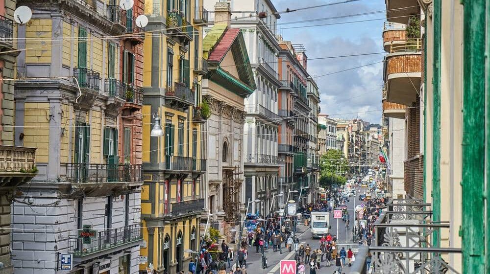 Via-Toledo-a-Napoli Napoli. Strappa un orecchino ad una turista in via Toledo, arrestato dalla Polizia Locale