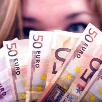 Mezzo secolo fa, le donne in Italia iniziarono ad aprire il proprio conto corrente – A cura di Valentina Raia