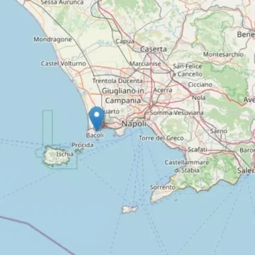 campi flegrei scheda Campi Flegrei. Ministro Musumeci: “Mai pensato sfollare 500 mila persone. Stato emergenza? Lo deve chiedere Regione e non l’ha mai fatto”