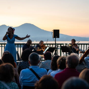 “Vedi Napoli d’estate e poi Torni 2025”, ecco la  la IV^ edizione . Torna il Concerto all’Alba sulla terrazza panoramica di Sant’Antonio a Posillipo