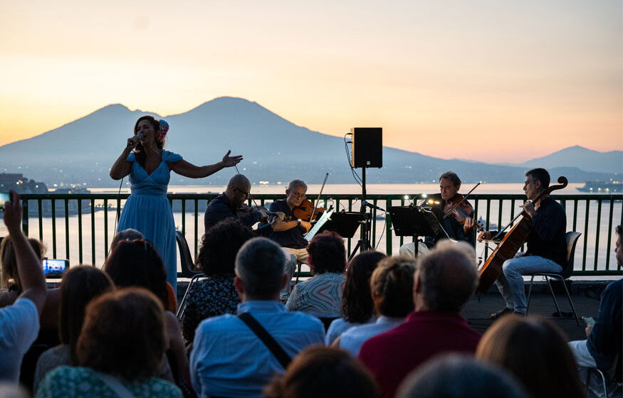 “Vedi Napoli d’estate e poi Torni 2025”, ecco la  la IV^ edizione . Torna il Concerto all’Alba sulla terrazza panoramica di Sant’Antonio a Posillipo