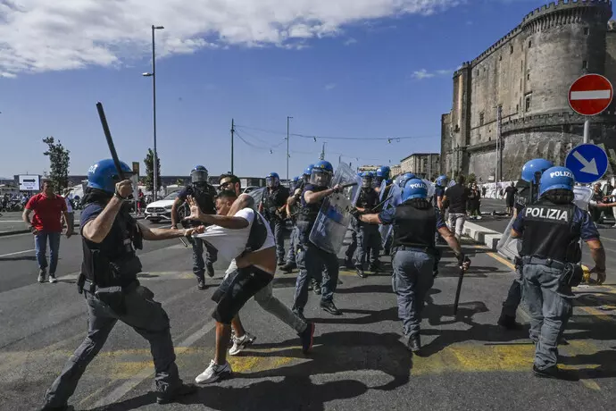 convalisa arresti click day Napoli. Scontri per click day , convalidati i due arresti. Prossima udienza ad ottobre, disposta scarcerazione