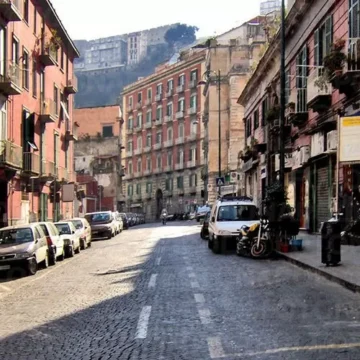 Napoli. Veicoli in sosta vietata, 38 sanzioni in piazza Sannazaro e a corso Vittorio Emanuele