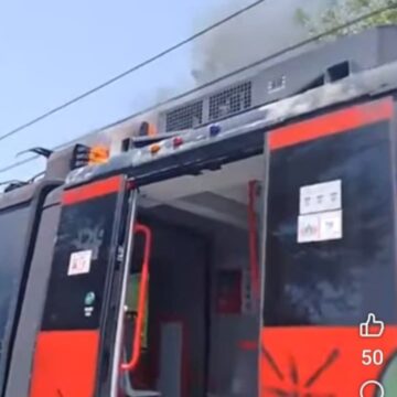 Fiamme sulla CircumVesuviana. Paura e disagi tra i passeggeri. Fuoco alla Stazione Villa Regina