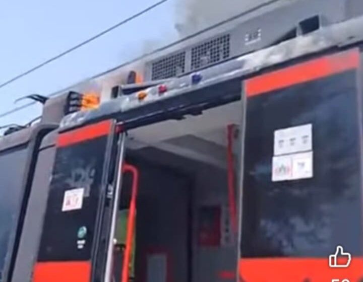 Fiamme sulla CircumVesuviana. Paura e disagi tra i passeggeri. Fuoco alla Stazione Villa Regina