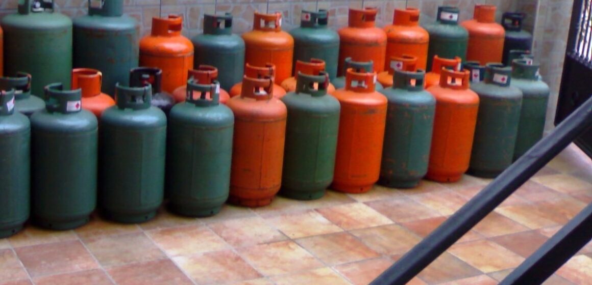 Napoli. Vendita abusiva di bombole di gas, la Polizia Locale interviene in un locale a Calata Capodichino