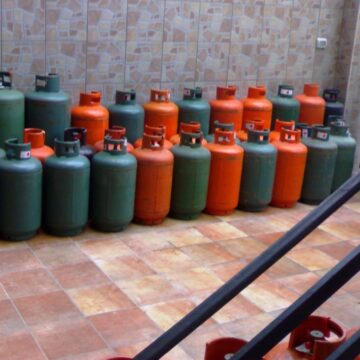 gpl Napoli. Vendita abusiva di bombole di gas, la Polizia Locale interviene in un locale a Calata Capodichino