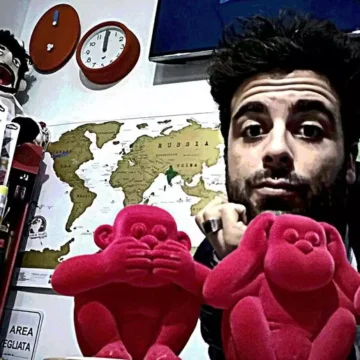 DJ morto ad Ibiza, il padre: “E’ stato legato e picchiato”. La Polizia: “Sotto effetto di stupefacenti. Arresto cardiaco dopo una festa”