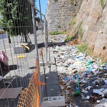 Napoli. Ripulite le mura perimetrali del Maschio Angioino: raccolte oltre 5 tonnellate di rifiuti
