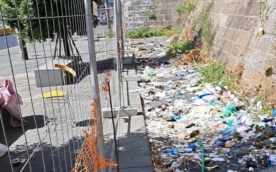 Napoli. Ripulite le mura perimetrali del Maschio Angioino: raccolte oltre 5 tonnellate di rifiuti