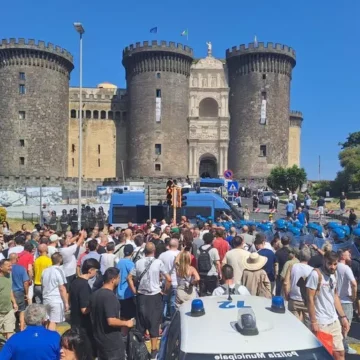 movimento disoccupati 7 novembre protesta - consiglio comunale gaza Napoli. Protesta del movimento disoccupati ‘7 Novembre’ davanti al Maschio Angioino. Si sta tenendo un consiglio comunale su Gaza