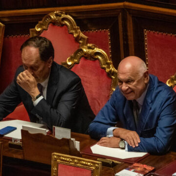 Senato approva la separazione delle carriere, sì sono 106. Le opposizioni protestano. Meloni: ‘Passo verso una giustizia più equa e trasparente’
