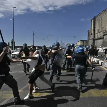 Scontri a Napoli , corteo non autorizzato. Protesta il movimento dei disoccupati, difficoltà ad accedere al click-day