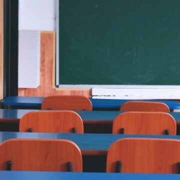 BANCHI SCUOLA Pollena Trocchia. Al via il trasferimento del plesso Viviani, che dalle strutture modulari ritorna nella sede di via Fusco, completamente rinnovata