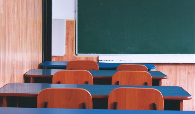 BANCHI SCUOLA Pollena Trocchia. Al via il trasferimento del plesso Viviani, che dalle strutture modulari ritorna nella sede di via Fusco, completamente rinnovata