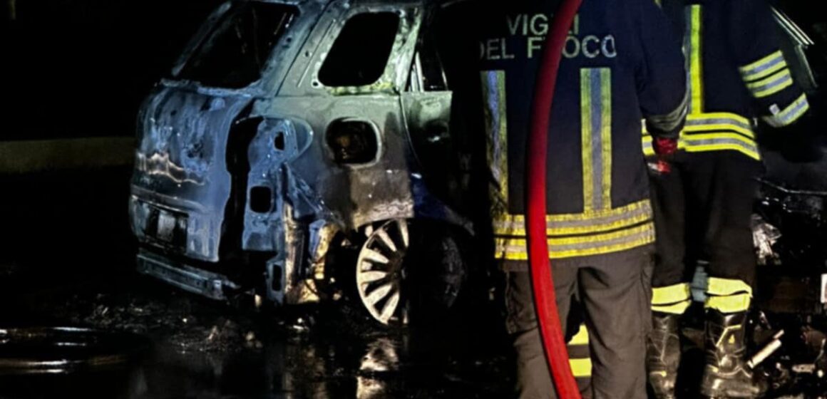 auto incendia a margherita di savoia erasmo scotti 500l Auto in fiamme a Margherita di Savoia. Colpita dall’attentato incendiario anche quella del nolano Erasmo Scotti, in passato già vittima di episodi simili nel napoletano