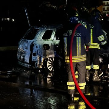 Auto in fiamme a Margherita di Savoia. Colpita dall’attentato incendiario anche quella  del nolano Erasmo Scotti, in passato già vittima di episodi simili nel napoletano