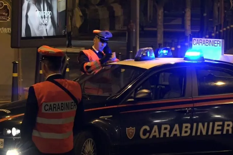 carabinieri baretti Napoli. Controlli dei carabinieri dei “baretti” di Chiaia i, 7 denunce. Trovati anche due cellulari rubati a turisti