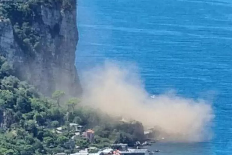 cede costone vico equense Vico Equense. Smottamento costone, nessun ferito. Avvertiti un boato e una nuvola di polvere