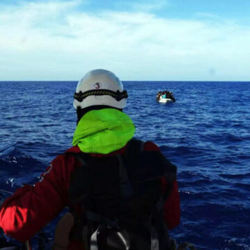 Ribaltati barconi a Lampedusa, 20 morti e dispersi. Giorgia Meloni: “Siamo sgomenti. Inumano cinismo dei trafficanti di essere umani”