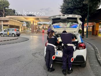 Napoli. Violazioni al Codice della Strada: anche 12 veicoli senza assicurazione,  operazione della Polizia Locale in piazza Madonna dell’Arco. Operazione della Polizia Locale