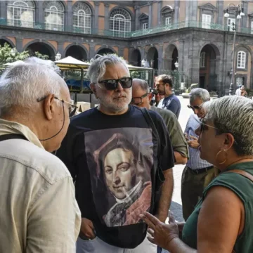 Napoli. Siti in fuori al Teatro San Carlo per sostenere la nomian del  sovrintendente Macciardi