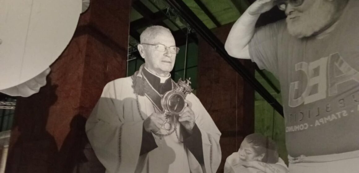 La gigantografia de “Lo Stallone di Cercola ‘ domina la mostra fotografica “Chi sei, Napoli?” dell’artista internazionale JR a  ‘Gallerie d’Italia’ in via Toledo