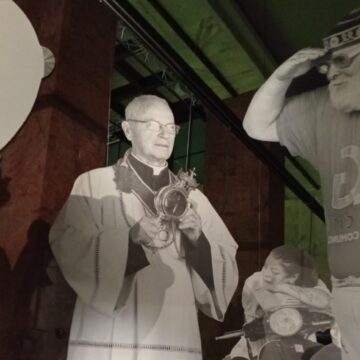 La gigantografia de “Lo Stallone di Cercola ‘ domina la mostra fotografica “Chi sei, Napoli?” dell’artista internazionale JR a  ‘Gallerie d’Italia’ in via Toledo