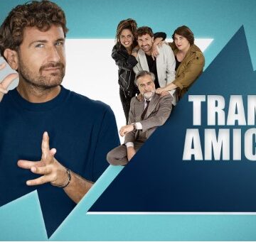 Questa sera, 12 agosto, alle ore 21,30 su Rai 1 arriva “Tramite amicizia” di e con Alessandro Siani