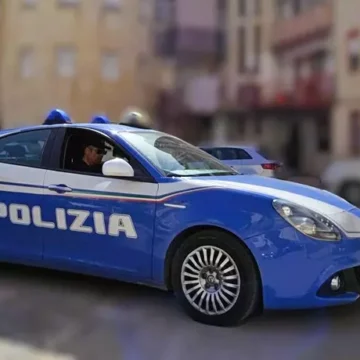 POLIZIA -. Napoli. Donna uccide il marito al centro storico. Ferita in modo non grave, ricoverata al Vecchio Pellegrini