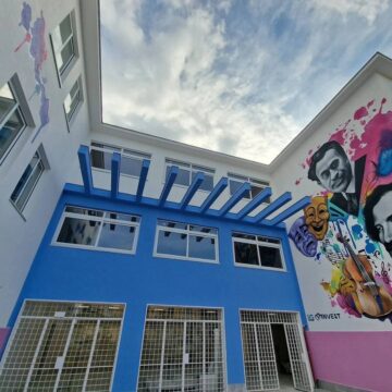 Plesso Viviani (1) Pollena Trocchia. Sabato mattina l’inaugurazione del plesso Viviani, completamente rinnovato. Assessore Cianniello: scuola autosufficiente a livello energetico. Un vanto.”