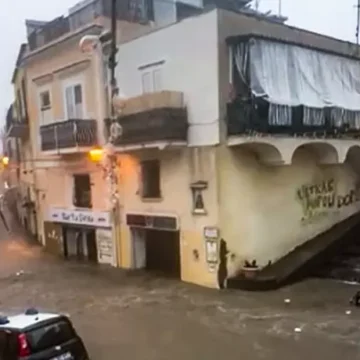 Ischia. Violento nubifragio, strade allagate e auto sommerse