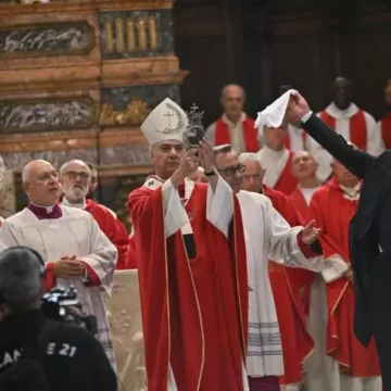 Napoli. Si è sciolto in sangue di San Gennaro. Miracolo rinnovato alle 10,08