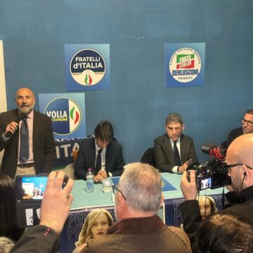 fdi forza italia volla Volla. Riconoscimento della Palestina, in consiglio comunale Antonio Neri (Fratelli d’Italia) e Lino Donato (Forza Italia) votano la mozione del PD. Smentita Giorgia Meloni