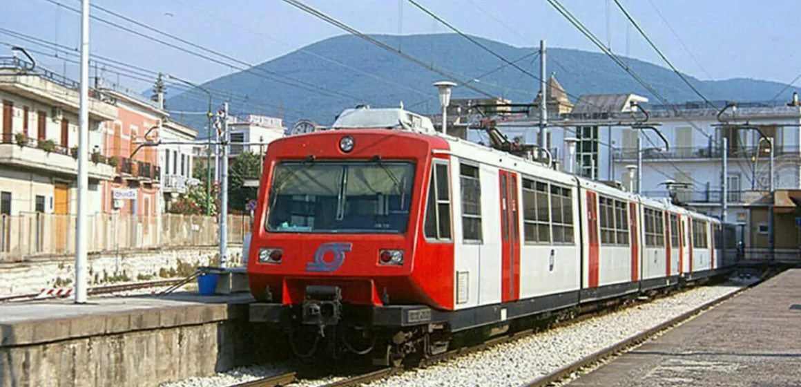 Circumvesuviana. Proteste pendolari: penalizzati!  Tra pochi giorni aperte le scuole, ancora in vigore orario estivo