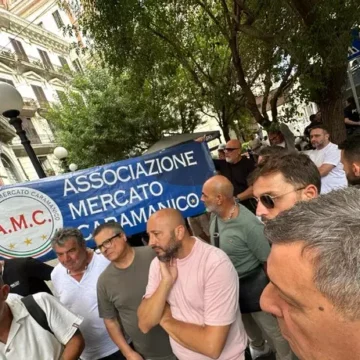 protesta mercatali Napoli. Nuovo stadio a Poggioreale, protestano i mercatali