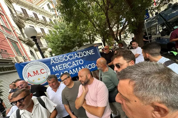 protesta mercatali Napoli. Nuovo stadio a Poggioreale, protestano i mercatali