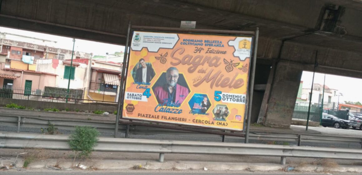 Cercola. Comune  ‘finanzia’ gli abusivi, megamanifesti per la ‘Sagra del Miele’ sui tabelloni irregolari. Campeggia anche il patrocinio della Città Metropolitana di Napoli