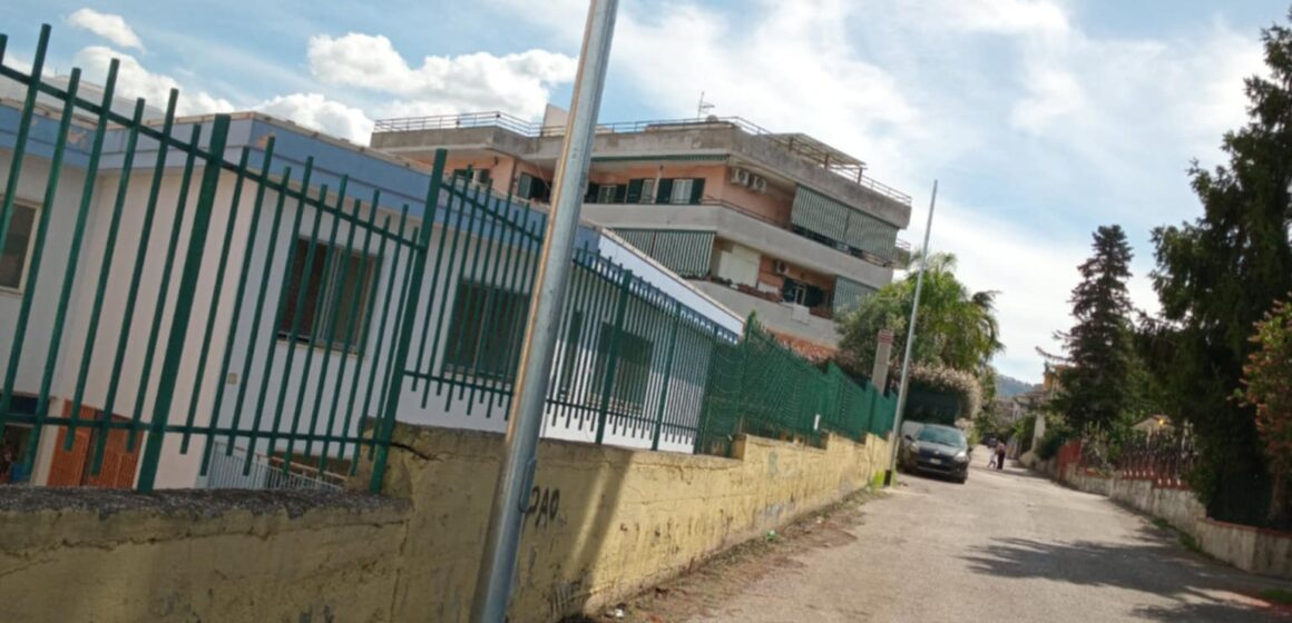 Cercola. Magia e pubblica illuminazione, spuntano tre pali davanti al plesso scolastico di viale Schellembrind. Cosa sta accadendo sotto silenzio?