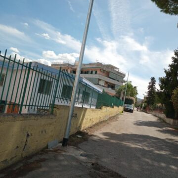 Cercola. Magia e pubblica illuminazione, spuntano tre pali davanti al plesso scolastico di viale Schellembrind. Cosa sta accadendo sotto silenzio?