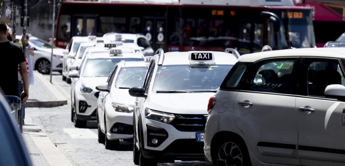 Napoli. ‘Caos Traffico’,  tassisti in protesta. Sindacato: 24 settembre tutti a Piazza Municipio