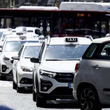 Napoli. ‘Caos Traffico’,  tassisti in protesta. Sindacato: 24 settembre tutti a Piazza Municipio