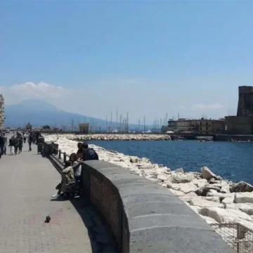 Napoli. Monitoraggio delle acque: torna regolare la balneazione in zona Via Partenope